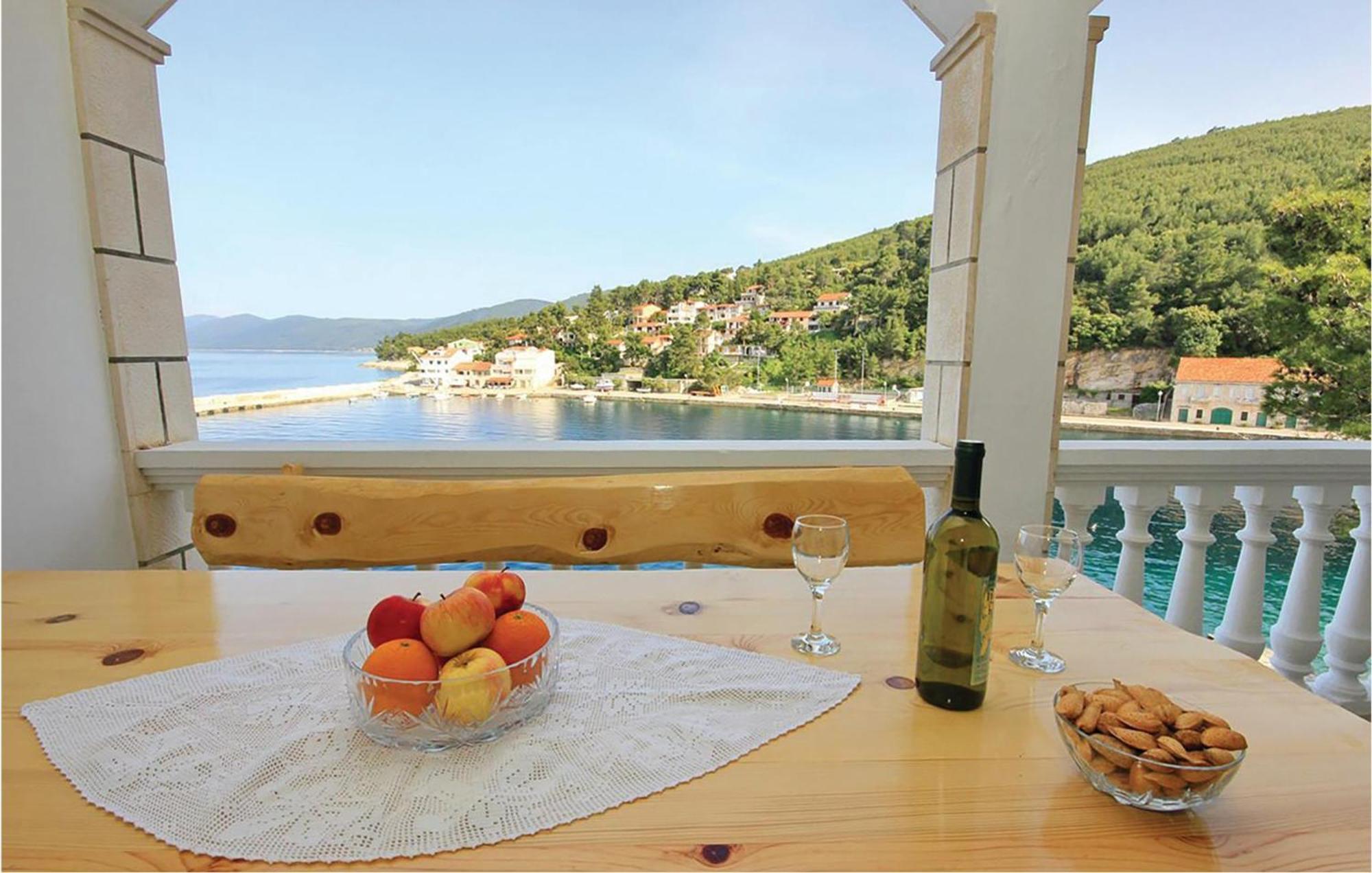 Cozy Apartment In Prigradica With House Sea View 외부 사진