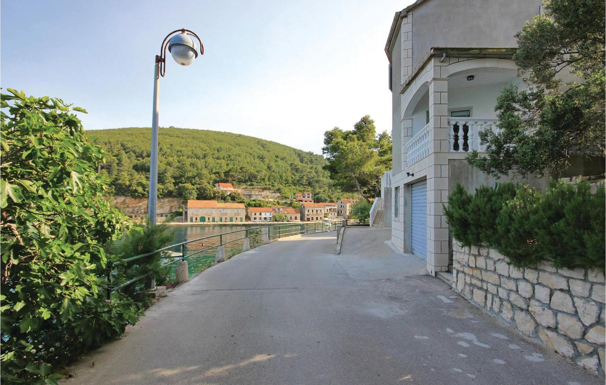 Cozy Apartment In Prigradica With House Sea View 외부 사진