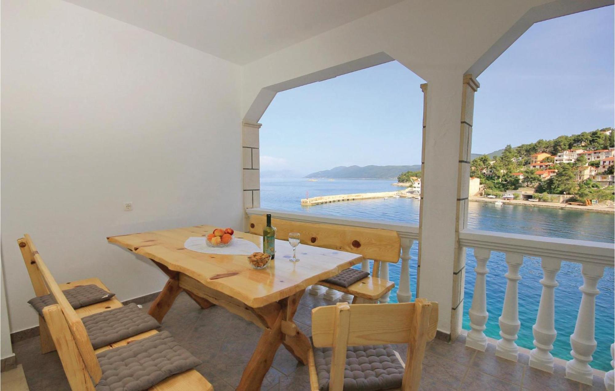 Cozy Apartment In Prigradica With House Sea View 외부 사진