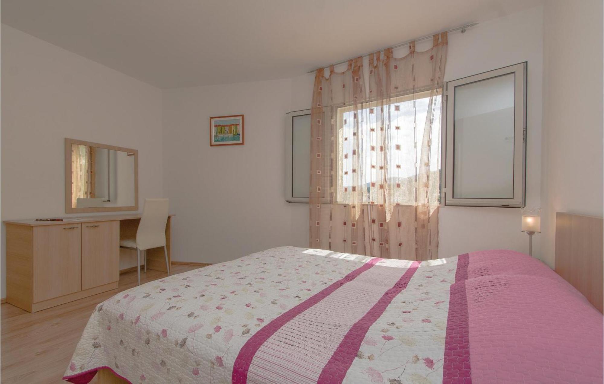 Cozy Apartment In Prigradica With House Sea View 외부 사진