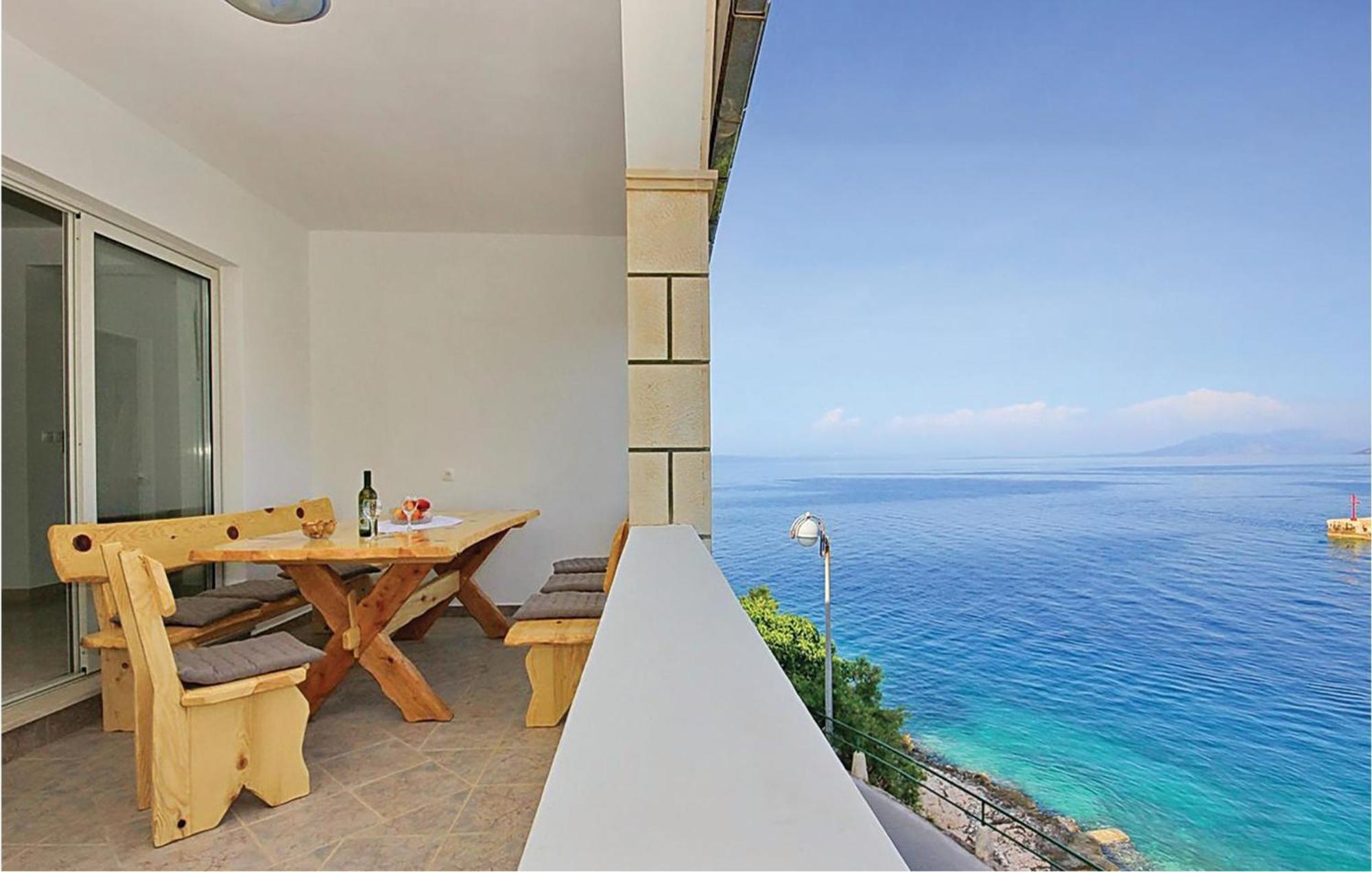 Cozy Apartment In Prigradica With House Sea View 외부 사진
