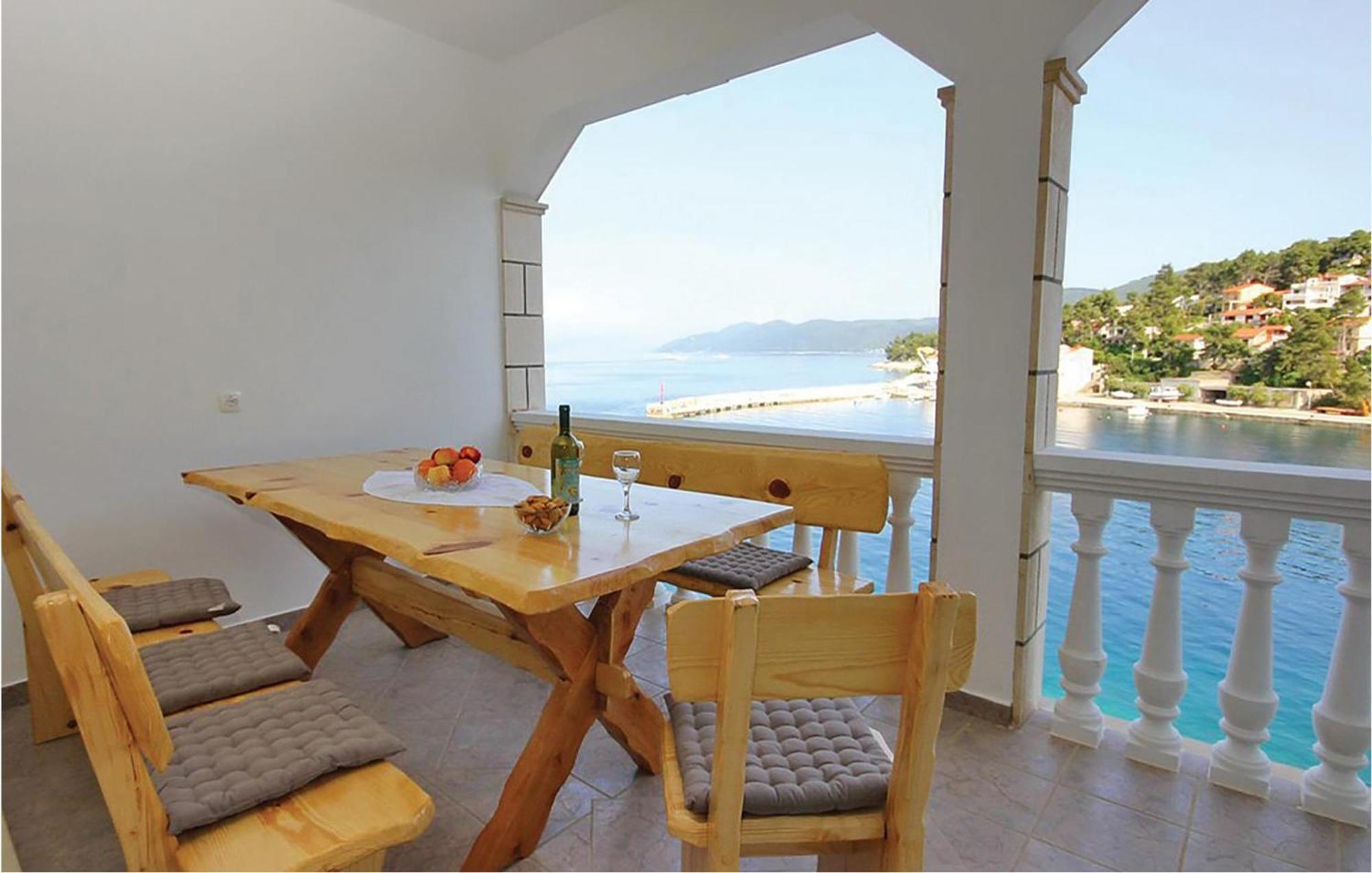 Cozy Apartment In Prigradica With House Sea View 외부 사진