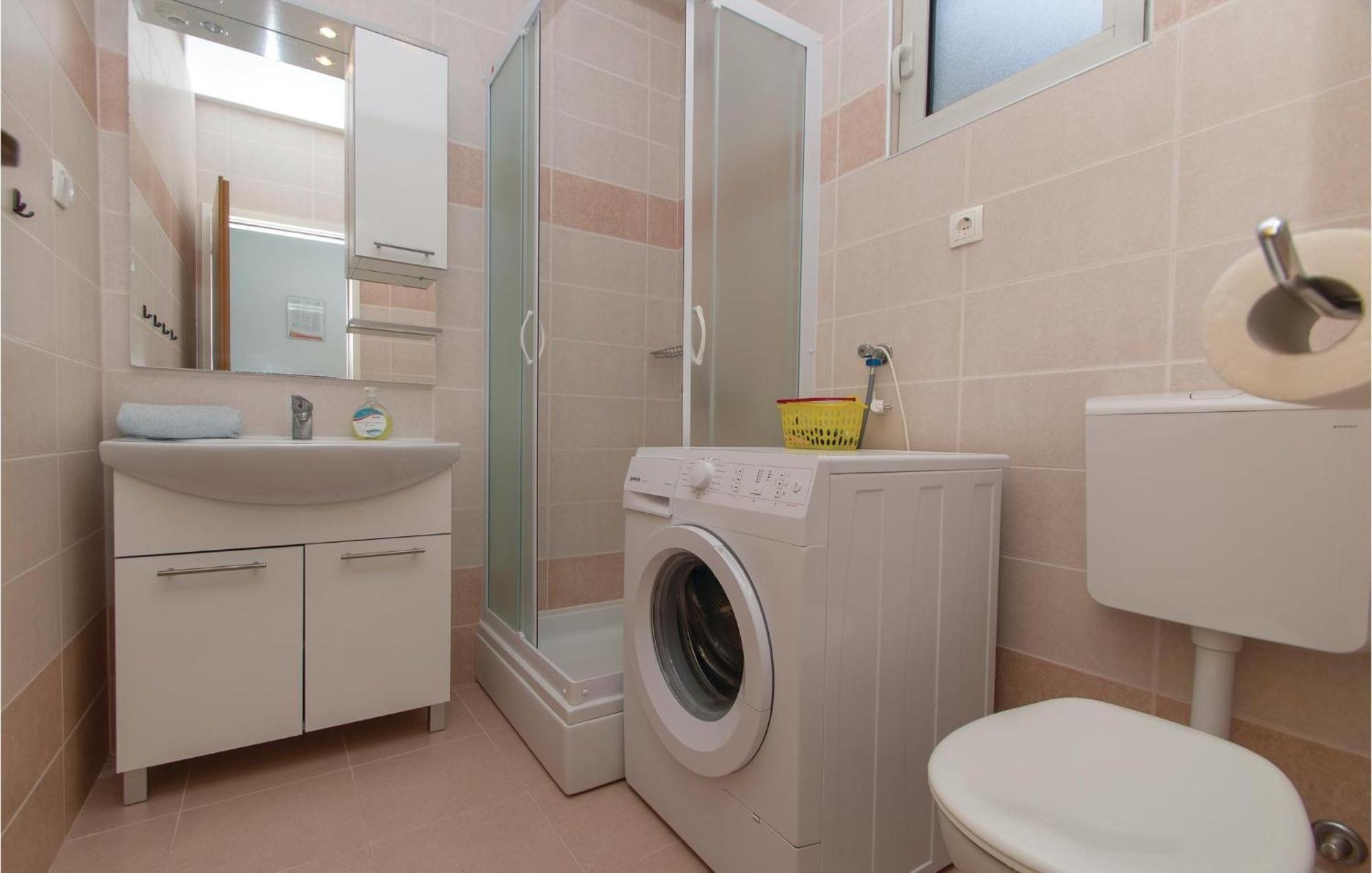 Cozy Apartment In Prigradica With House Sea View 외부 사진