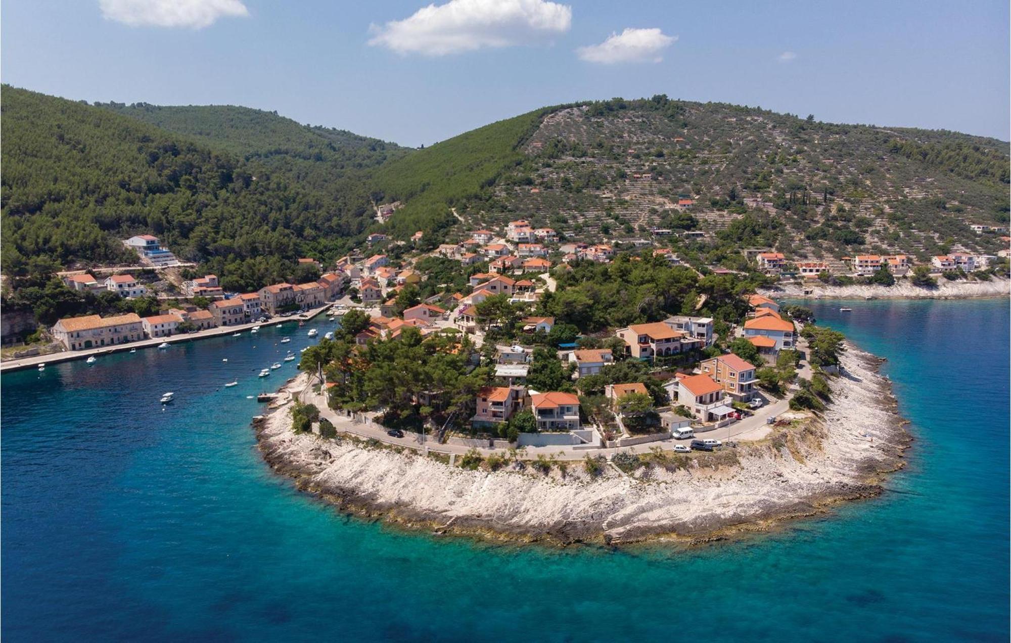 Cozy Apartment In Prigradica With House Sea View 외부 사진