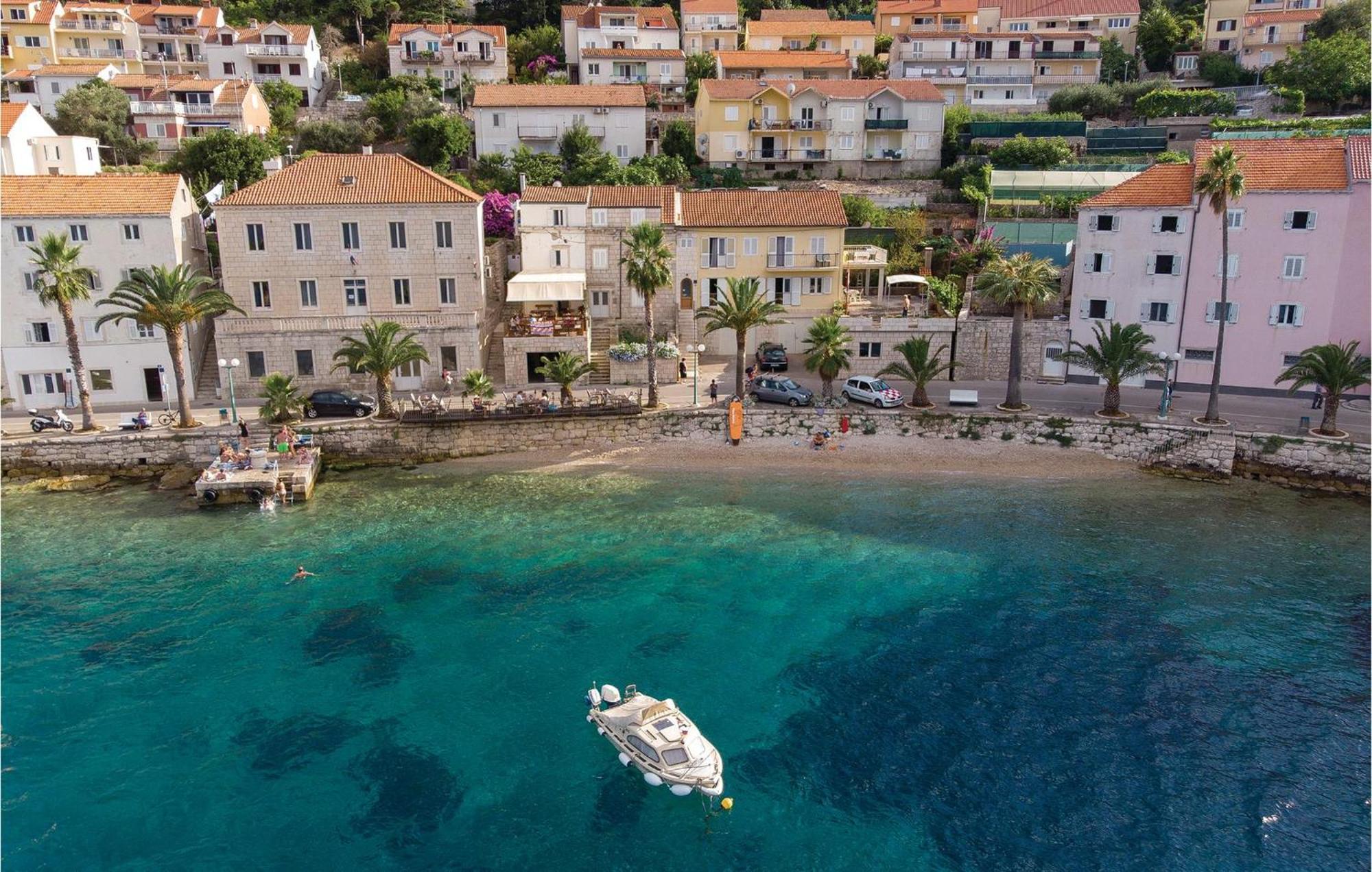 Cozy Apartment In Prigradica With House Sea View 외부 사진
